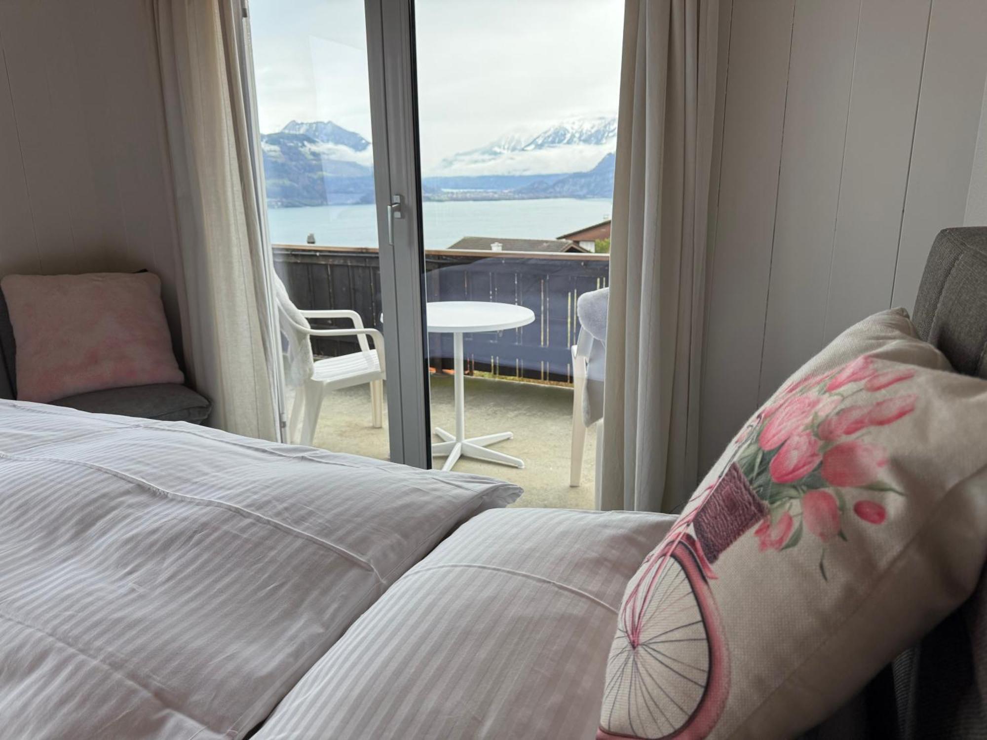 Eva'S Seeblick Krattigen Chambre photo